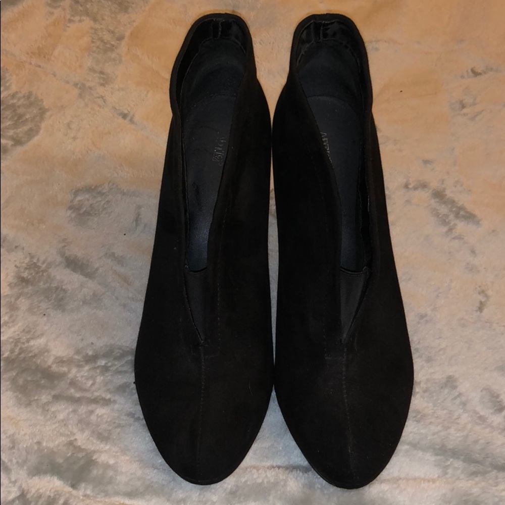APT.9 size 10 heeled booties